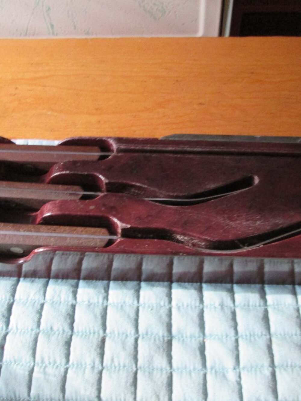 VTG 3 PC CUTCO CARVING SET IN BAKELITE HOLDER WITH SIDE SHARPNER